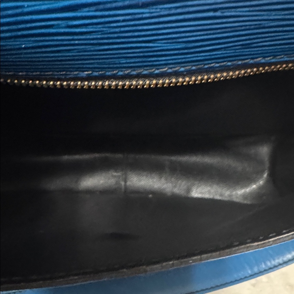 💙💙Louis Vuitton St Cloud Shoulder/Crossbody💙💙 Toledo Blue - Picture 6 of 8